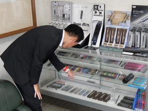 展示されているぺんてるさんの製品を見る市長