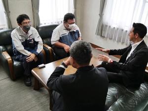 丸山工場長と松田課長と会談する市長