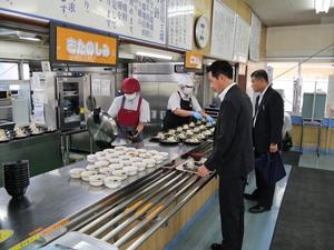 ぺんてる吉川工場の食堂で配膳を受ける市長