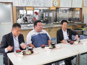 ぺんてる吉川工場の社員食堂で食事をする市長と松田課長