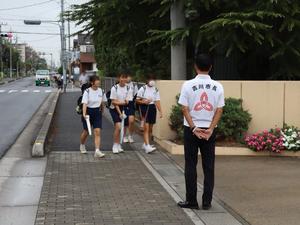 登校する生徒に笑顔で挨拶をする市長
