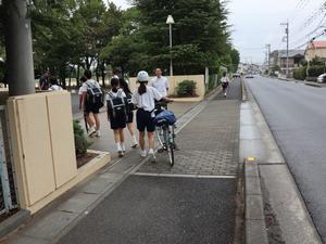 登校する生徒に笑顔で挨拶をする市長