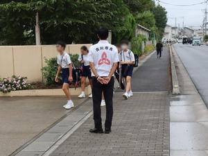 登校する生徒に笑顔で挨拶をする市長
