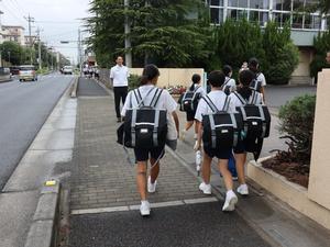 登校する生徒に笑顔で挨拶をする市長