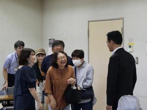 意見交換終了後、皆さんと談笑する市長