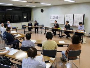 意見交換をする様子