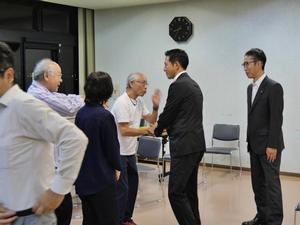 意見交換終了後、皆さんと談笑する市長