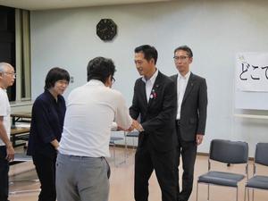 意見交換終了後、皆さんと談笑する市長