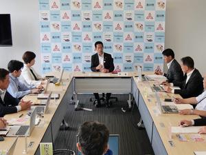 政策会議で市長が発言する様子