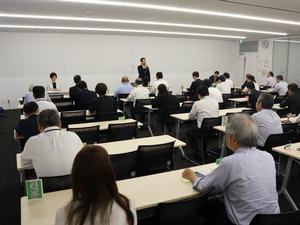 行政会議で冒頭市長が挨拶をする様子