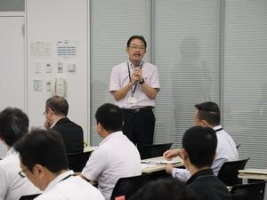 会議中発言をする長寿支援課長