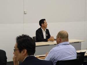 会議中笑顔で話を聞く市長