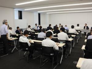 会議中発言をする農政課長