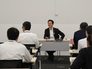 会議中笑顔で発言を聞く市長