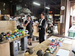 工場内で社長から話を聞く市長