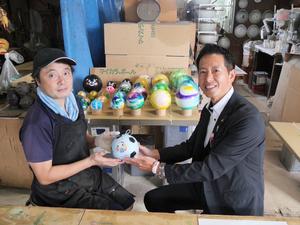 カラーボールを手に社長と市長との記念撮影