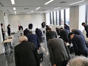 辞令交付式の開会にあたり一同礼をする様子