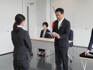 新規採用職員に交付する辞令書を読み上げる市長
