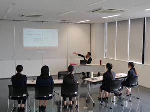 市長がパワーポイント資料を投影して講話する様子