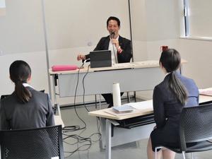 市長が笑顔で講話する様子