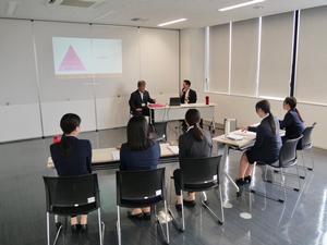 互課長が市長講話に参加する様子