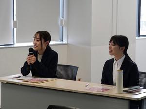 マイクで受け答えする新規採用職員の様子