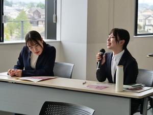 マイクで受け答えする新規採用職員の様子