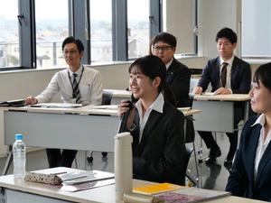 マイクで受け答えする新規採用職員の様子