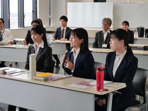 マイクで受け答えする新規採用職員の様子