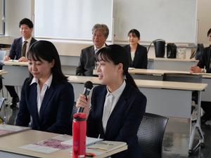 マイクで受け答えする新規採用職員の様子