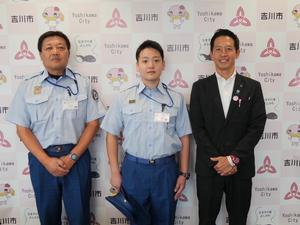 中原市長と消防長と新規採用職員の千明隊員の記念撮影