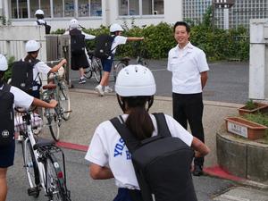 登校する生徒に笑顔で挨拶をする市長