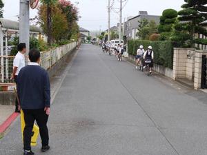 自転車通学の生徒の登校を見守る市長