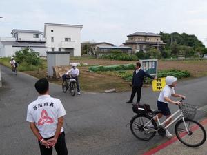 自転車通学の生徒の登校を見守る市長