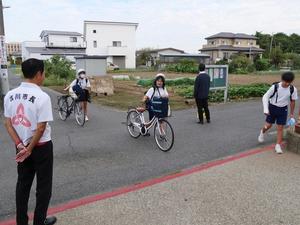 登校する生徒に笑顔で挨拶をする市長