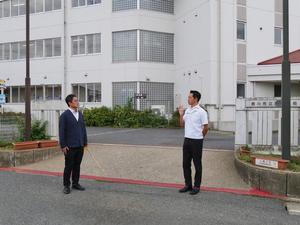 広井先生と話をする市長