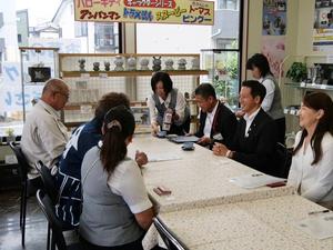 事務所に招かれ笑顔で対談をする市長