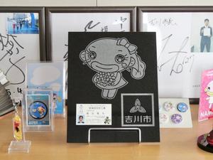 市役所に飾られた御影石のなまりんイラストーン
