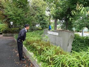 中央公民館の吉川市市制施行記念碑を眺める市長