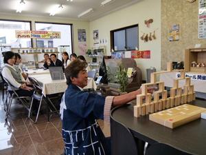 積み木を使用して説明する篠田社長
