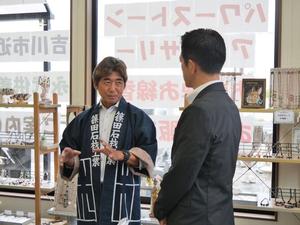 篠田社長の話を真剣な面持ちで聞く市長
