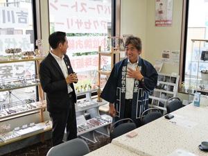 篠田社長と笑顔で話をする市長