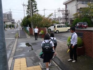 登校する生徒に笑顔で挨拶をする市長