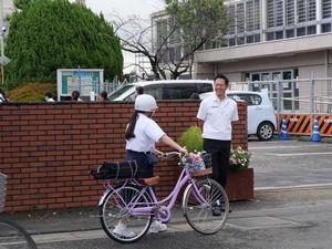 登校する生徒に笑顔で挨拶をする市長