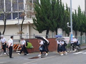 登校する生徒に笑顔で挨拶をする市長