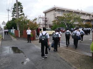 登校する生徒に笑顔で挨拶をする市長