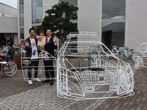 フレームカー脇で記念撮影をする市長