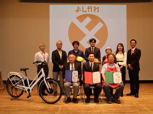 吉川ものづくりアワード受賞者、審査員、市長との記念撮影