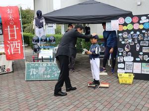 よしかわマルシェ会場で子供と話をする市長