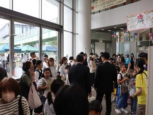 にぎわう市民交流センターおあしす屋内